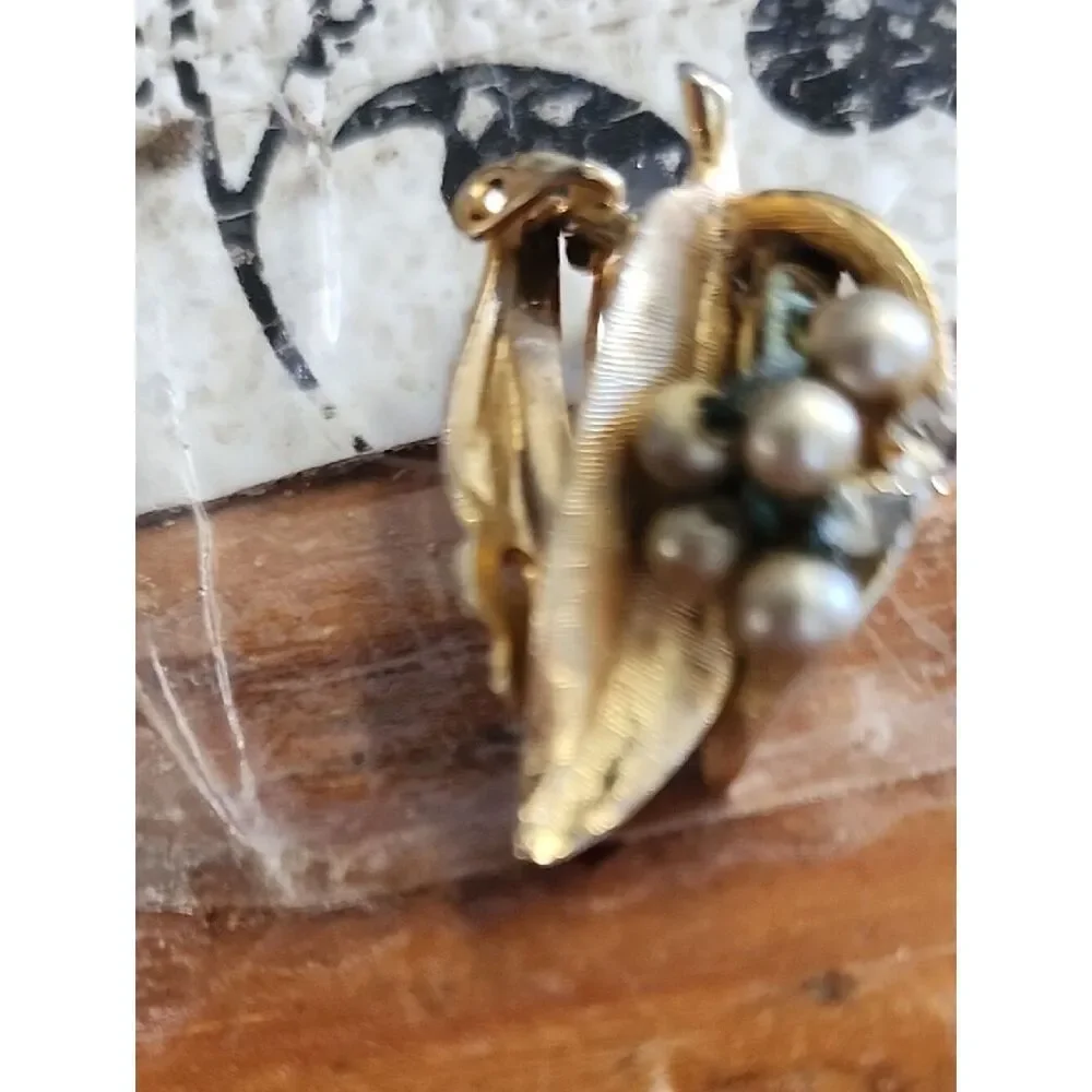 Vintage  Gold-Tone Pearl Cluster Leaf Clip-On Earrings